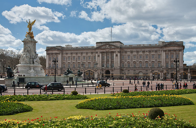 800px-Buckingham_Palace,_London_-_April_2009