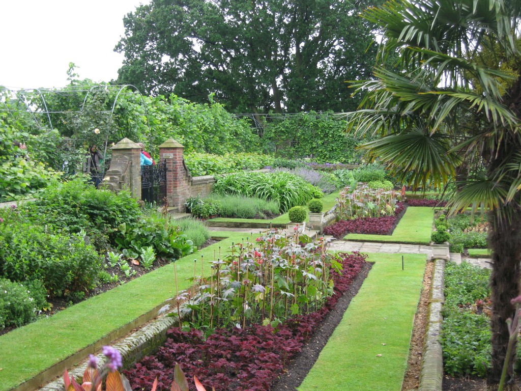 The Sunken Garden outside the palace, on the edge of Kensington Gardens. Photo by me.