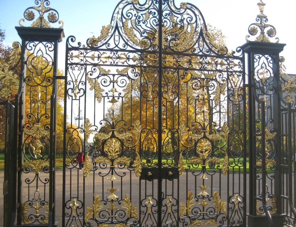 The gates between Kensington Palace and the park. Photo by me.