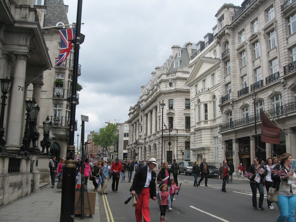 The crowds head to Buckingham Palace to see the Queen on the Diamond Jubilee weekend June 2012. Photo by me.