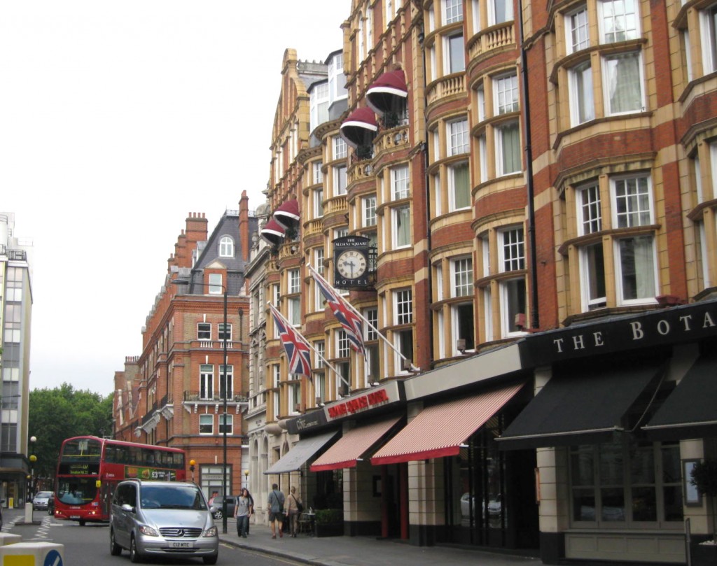 Busy Sloane Square. Photo by me